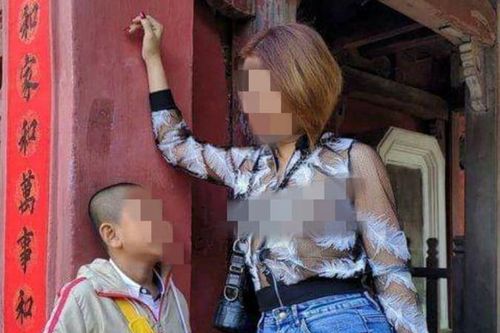 Phản cảm cô gái tạo dáng chụp ảnh kệch cỡm ở di tích Chùa Cầu