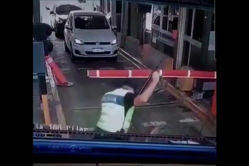 Trốn vé, tài xế xe máy bị cảnh sát đánh tới tấp ở Argentina