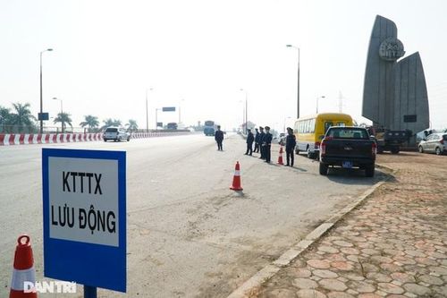 Xử phạt hơn 50 phương tiện quá tải qua cầu Thăng Long