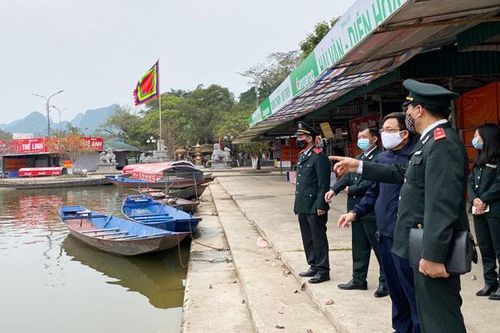 Gần 200 an ninh viên luân phiên ứng trực tại chùa Hương