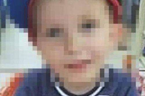 Bé 5 tuổi bị ba người nhà bạo hành đến chết