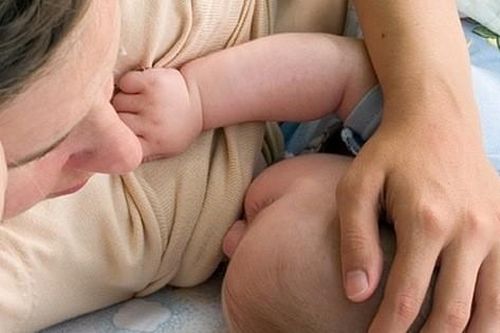 Bé 4 tháng tuổi ngộ độc cồn trong sữa mẹ