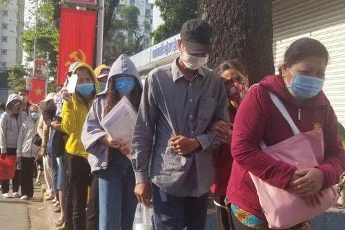 Sau nghỉ Tết Tân Sửu người bệnh xếp hàng 'rồng rắn' đi khám bệnh