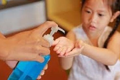 Tăng chấn thương mắt do tiếp xúc với nước rửa tay có cồn ở trẻ em