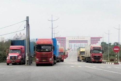 Hơn 4.700 tấn hàng hóa thông quan tại Móng Cái trong ngày sau Tết