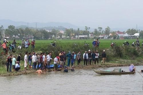 Quảng Ngãi: 2 anh em bắt ốc đuối nước thương tâm