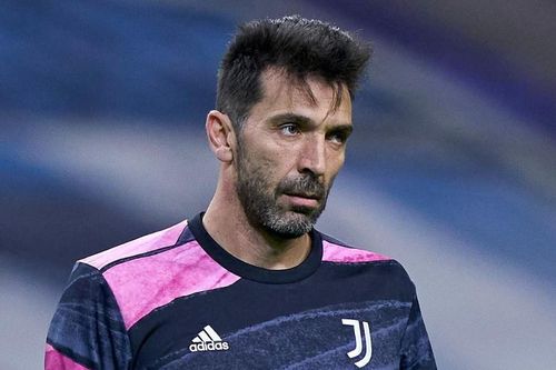 Buffon nhận án phạt vì lăng mạ đồng đội