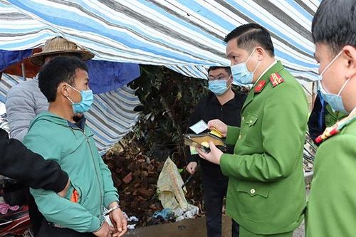 Sáu người vận chuyển 18 kg ma túy đá