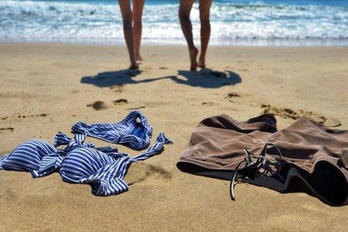 Bãi biển khỏa thân Mexico đông đúc giữa đại dịch