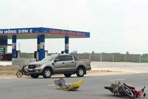 Tai nạn giao thông mới nhất ngày 19/2: Bị xe taxi đâm trực diện, người ngồi trên xe máy bay lên không trung