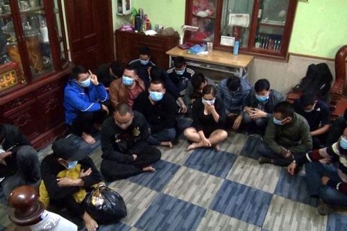 Bắt quả tang 18 đối tượng đánh bạc và tổ chức đánh bạc