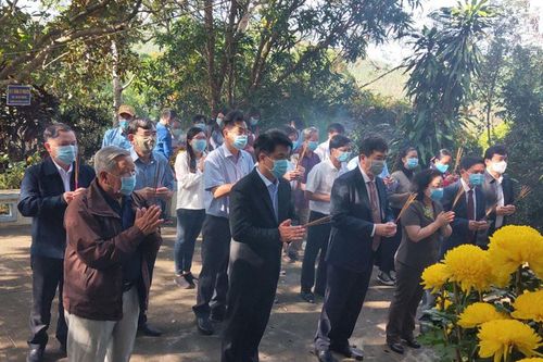 Dâng hương tưởng niệm tại công trình thủy lợi đập Đồng Cam