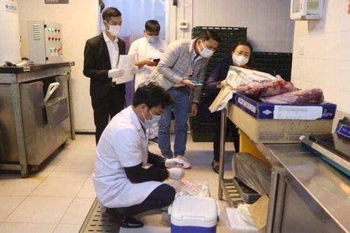 Lấy mẫu bề mặt bao bì thực phẩm đông lạnh nhập khẩu để xét nghiệm SARS-CoV-2