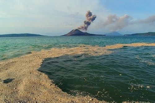 Loại đá kỳ lạ 'bọc' không khí bên trong để... nổi trên mặt nước