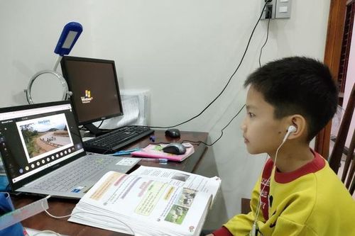 Kon Tum: Giáo viên mang bài tập đến tận nhà cho HS vùng lõm, vùng khó khăn