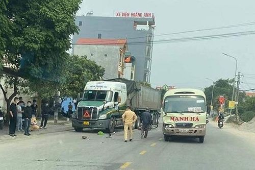 Tin giao thông đến sáng 19/2: Ô tô khách vượt xe cùng chiều gây tai nạn liên hoàn, nam thanh niên tông thẳng vào ô tô tải tử vong