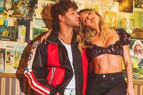 Nàng mẫu Delilah Belle Hamlin khoe đường cong sexy bên bạn trai