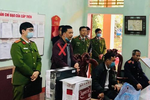 Chiếm đoạt tiền bảo hiểm của học sinh và giáo viên, Hiệu trưởng bị bắt