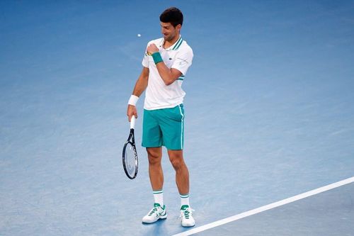 Djokovic bị 'khách không mời' phá đám