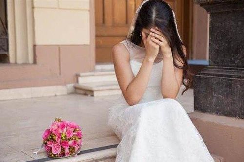 Cô dâu khóc thét, suýt đòi hủy hôn vì bố bắt cầm thứ này trong lễ cưới