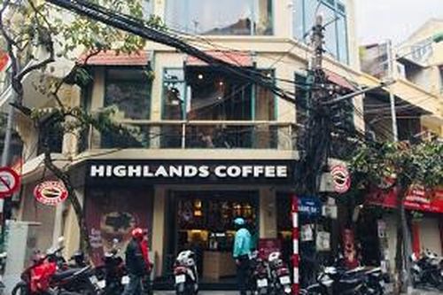 Hà Nội: Có lệnh dừng hoạt động, Highlands Coffee và nhiều hàng quán vẫn ngang nhiên mở cửa