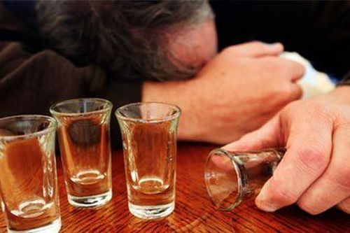 Bệnh lạ: Cụ ông say xỉn vì... thức ăn