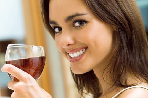 Rượu vang đỏ giúp chống sâu răng