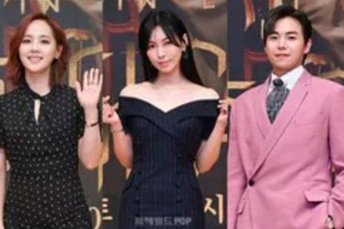 Visual dàn sao 'đại náo' họp báo Penthouse 2: Kim So Yeon sexy át luôn 'tiểu tam' Eugune, Park Eun Seok chơi cả cây hồng chói lọi