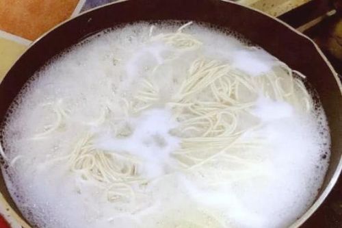Nấu mì kỵ nhất cho vào nồi nước sôi, làm theo bước này, mì dai ngon không nát