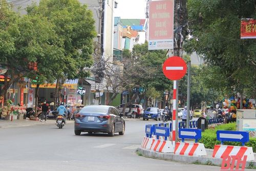 Nhiều phương tiện không chấp hành biển báo tại nút giao khu vực Ngã Ba Bia