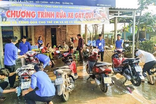 Rửa xe gây quỹ chăm lo Tết cho người nghèo