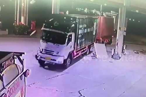 Container mất lái tông xe tải, đâm xuyên trạm xăng