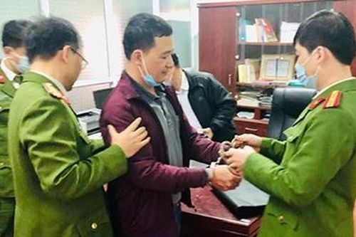 Khởi tố hiệu trưởng chiếm đoạt tiền bảo hiểm của giáo viên và học sinh
