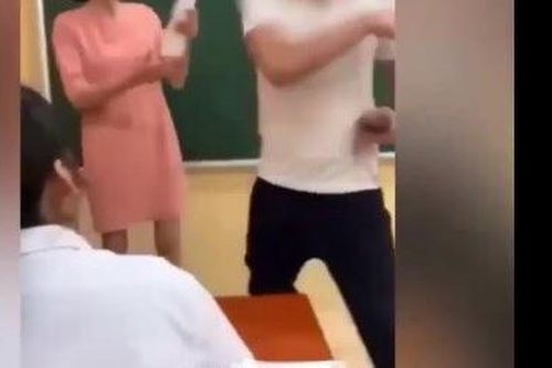 Clip 'nam sinh tát cô giáo trên bục giảng' xảy ra tại Hà Nội