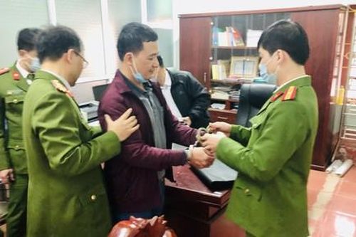 Khởi tố hiệu trưởng chiếm đoạt tiền bảo hiểm của giáo viên và học sinh