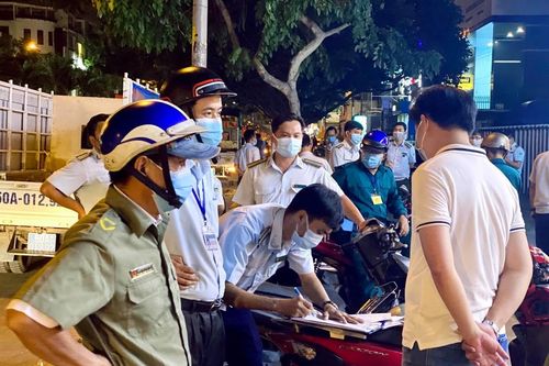 Nhiều nhà hàng ở TP.HCM vẫn đón cả trăm khách cùng lúc, bất chấp lệnh cấm