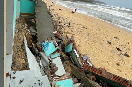 Triều cường quật sập nhà dân ven biển Quảng Ngãi: 'Rót' 100 tỷ đồng dựng bờ kè
