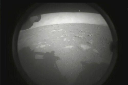 Bức ảnh đầu tiên tàu NASA gửi về sau khi hạ cánh xuống sao Hỏa