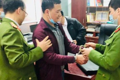 Bắt hiệu trưởng ăn chặn tiền bảo hiểm của học sinh