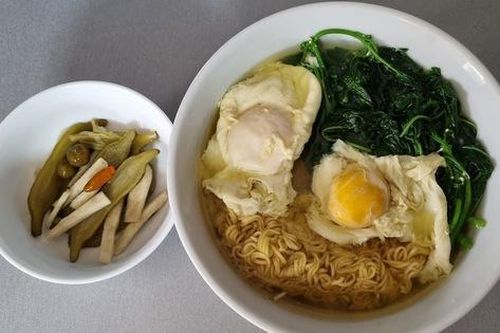 Lạ lùng thứ rau 'chẳng trồng mà có' phải đem nhổ bỏ đi nhưng khi làm món này lại thành thứ gây nghiện