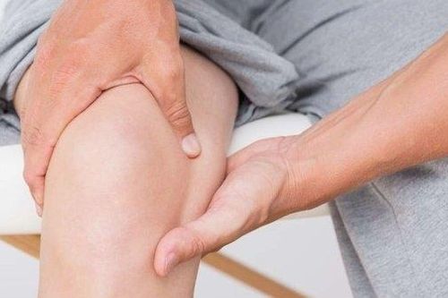 Bó thuốc lá trị viêm bao hoạt dịch: Tiền mất tật mang