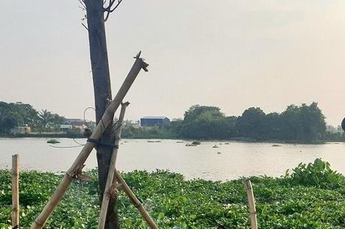 Bàng hoàng phát hiện thi thể trùm kín đầu nổi trên sông Sài Gòn