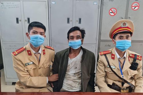 Tạm giữ tài xế đập vỡ máy đo nồng độ cồn