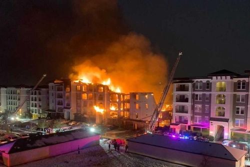 Chung cư bốc cháy, lính cứu hỏa Texas lao đao vì nước đóng băng