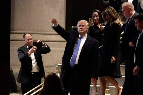Nhân viên khách sạn của ông Trump: 'Tôi như chết trong lòng'