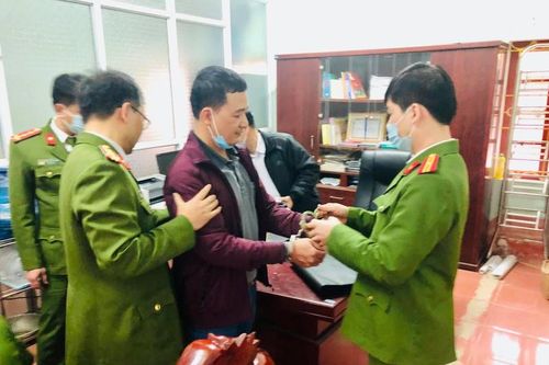 Bắt giam hiệu trưởng vì chiếm đoạt tiền của giáo viên và học sinh