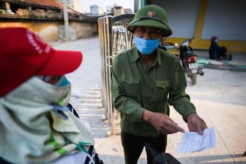 Người dân TP Hải Dương được phát thẻ đi chợ mua đồ cần thiết