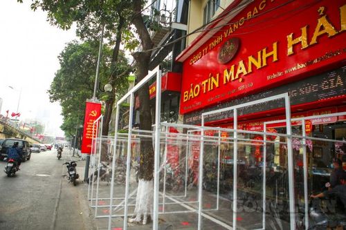 Hà Nội: Các cửa hàng vàng, bạc lắp vách ngăn chống dịch trước ngày Vía Thần Tài