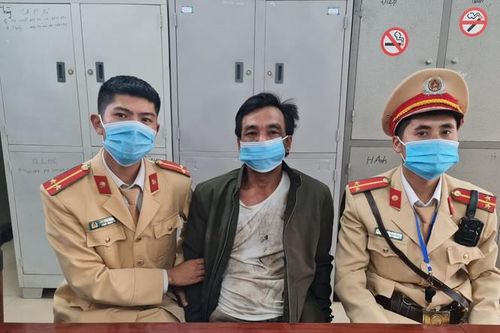Tạm giữ người đàn ông nghiện rượu đập vỡ máy thổi nồng độ cồn của CSGT