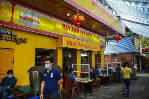 Người dân Hà Nội uống bia qua các vách ngăn chống dịch Covid-19